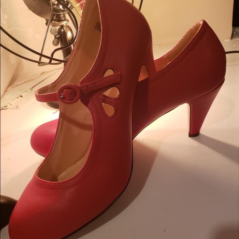 NWOT J Abrams Pixie Kitten Heels